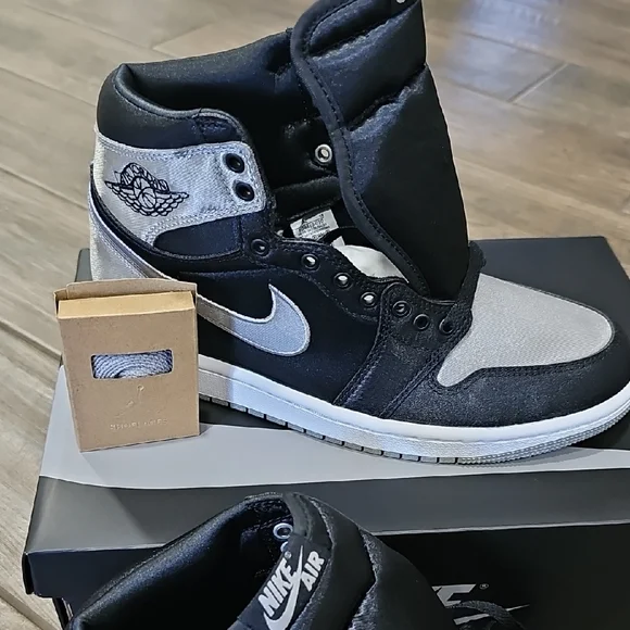 Nike Air Jordan 1 Retro High OG in Black SILVER And White 'Satin Shadow' - Picture 5 of 8